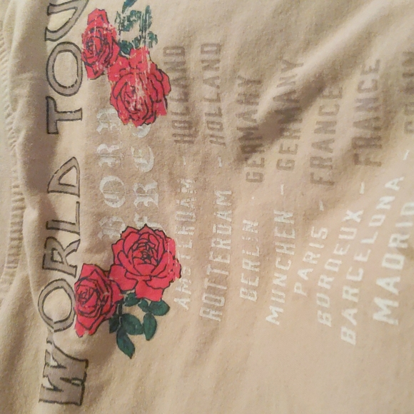 A light brown shirt that say world tour - Picture 3 of 3